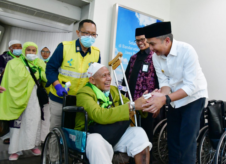 Pj Gubernur Jabar Sambut Kedatangan 440 Jemaah Haji di BIJB