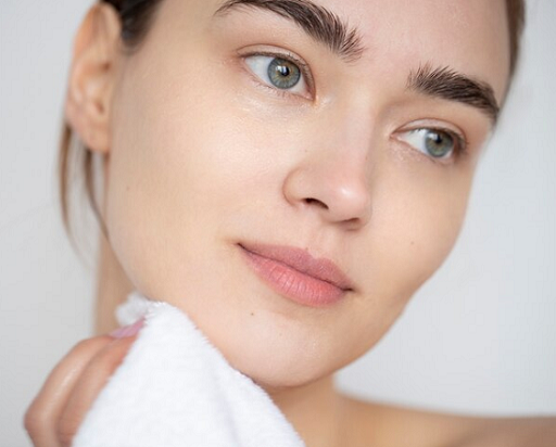 Dark spot adalah bintik hitam yang muncul di wajah akibat paparan sinar matahari langsung. (Foto: Ilustrasi. Dok. Freepik.com)