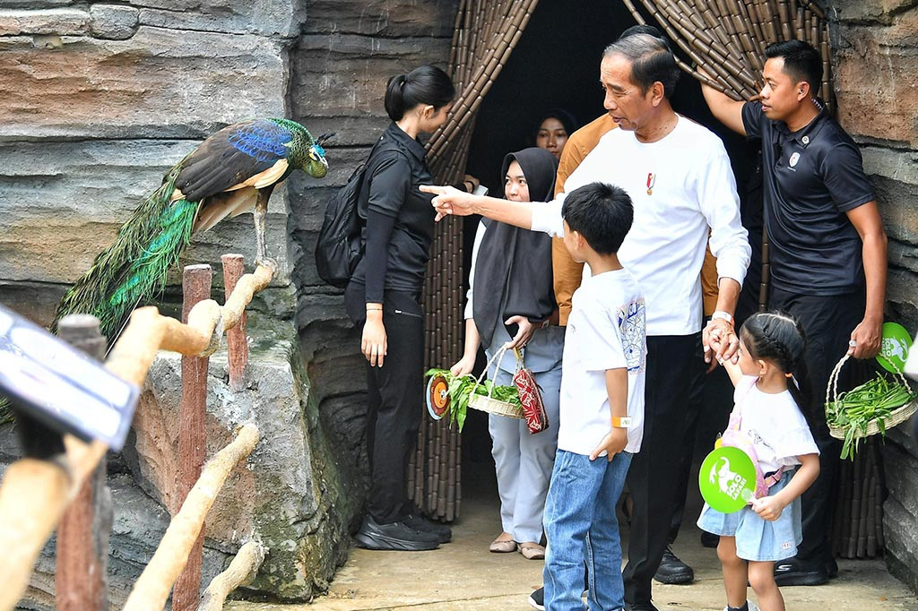Momen Jokowi Ajak Cucu Kunjungi Solo Safari di Akhir Pekan