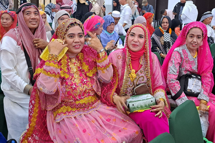 Potret Jemaah Haji Makassar Tampil Glamour Saat Tiba di Asrama Haji