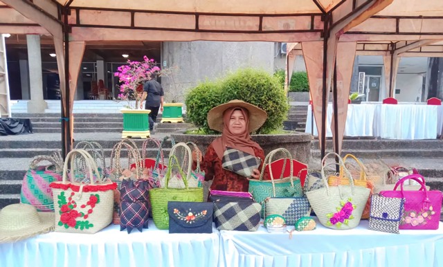 Pengrajin Anyaman Mansiang Rasakan Manfaat Program PNM Mekaar