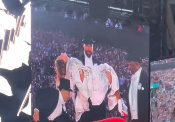 Kejutan! Taylor Swift Ajak Travis Kelce Naik Panggung di Konser
