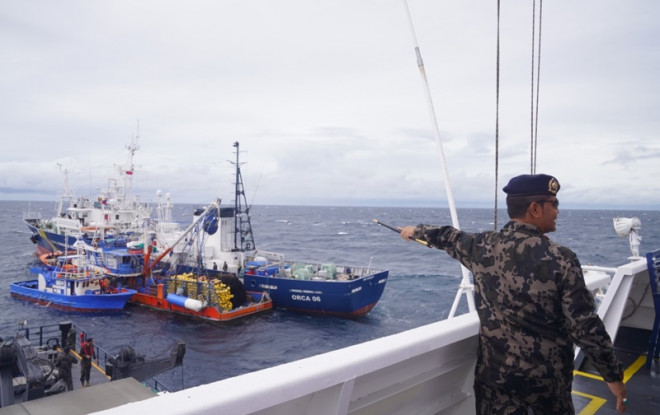 Foto dokumentasi Ditjen Pengawasan Sumber Daya Kelautan dan Perikanan (Ditjen PSDKP): Kementerian Kelautan dan Perikanan (KKP) amankan dua unit kapal ikan asing berbendera Filipina di perairan Samudera Pasifik lakukan illegal fishing di wilayah Indonesia.