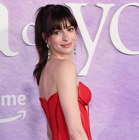 Anne Hathaway Bagikan Tips Bikin Bibir 'Plumpy' Secara Instan, Mudah dan Murah!