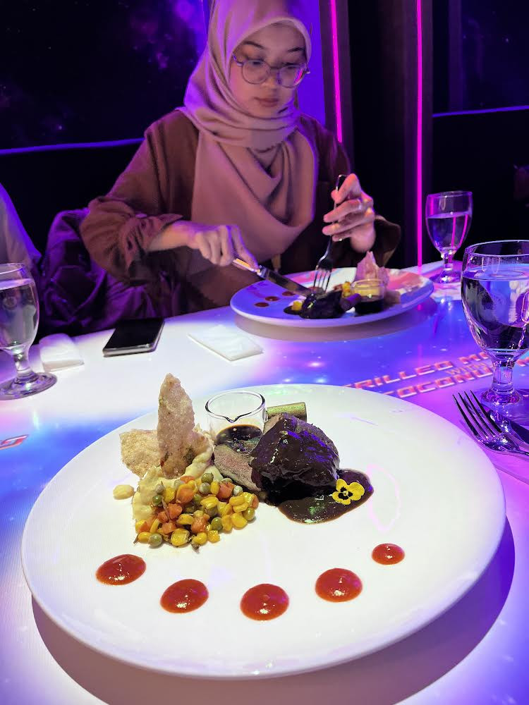 Pengunjung sedang menikmati Grilled Maranggi Steak. Dok. A. Firdaus/Medcom