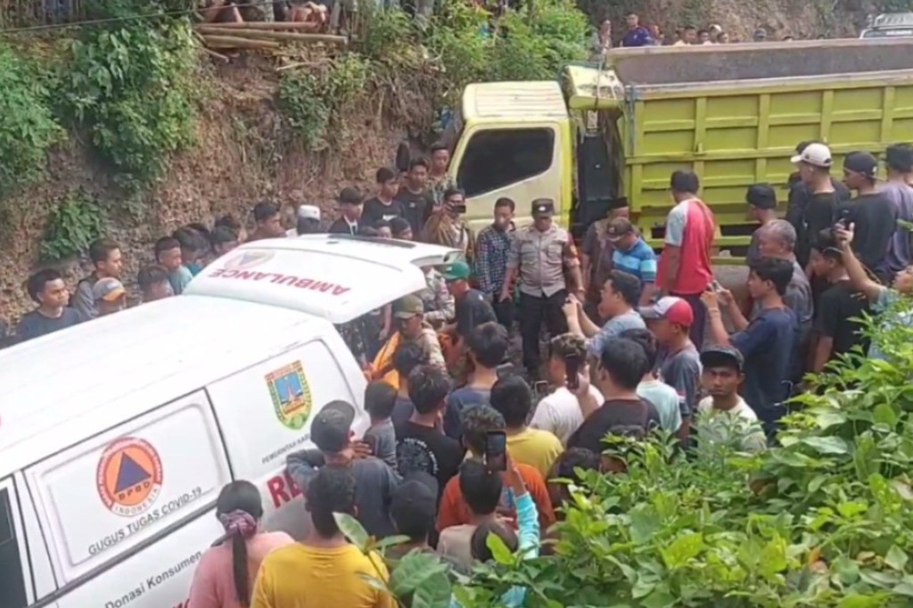 Truk Sarat Muatan di Kudus Terguling Timpa Sepeda Motor, 1 Orang Tewas