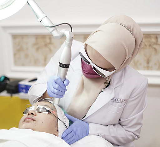 MS GLOW Aesthetic Clinic cabang Surabaya memberikan perawatan Infuse Immune Booster gratis kepada para Bidan. (Foto: Dok. Istimewa)