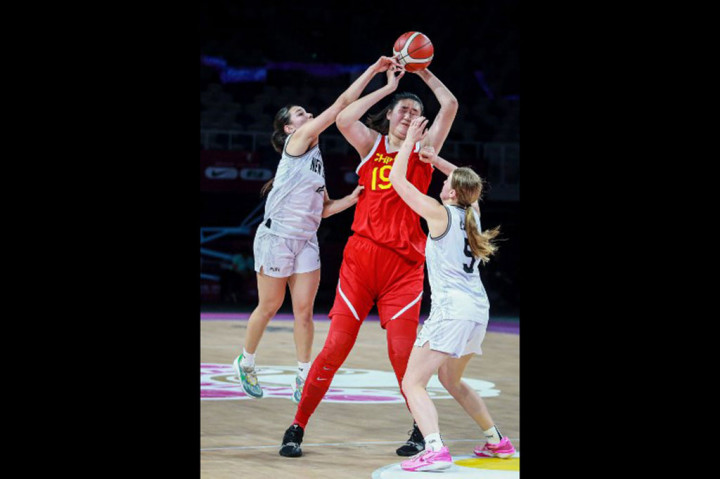 Wow! Pebasket Wanita Tiongkok Ini Tingginya 2,20 Meter