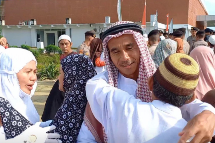 Isak Tangis dan Pelukan Keluarga Sambut Kepulangan Jemaah Haji di Babel