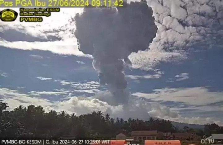 Gunung Ibu Erupsi Lagi, Luncurkan Abu Vulkanik Setinggi 4.000 Meter