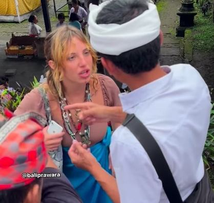 Dilarang Naik ke Pura Besakih, Bule Ini Marah-marah Tak Terima