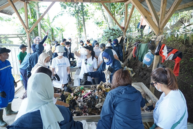 Perusahaan kosmetik Korea, Amorepacific Indonesia gandeng Waste4change bersihkan sampah di Sungai Citarum. (Foto: Dok. Istimewa)