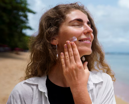 Mengenal Perbedaan Physical dan Chemical Sunscreen, Mana yang Paling Cocok untuk Kulitmu?
