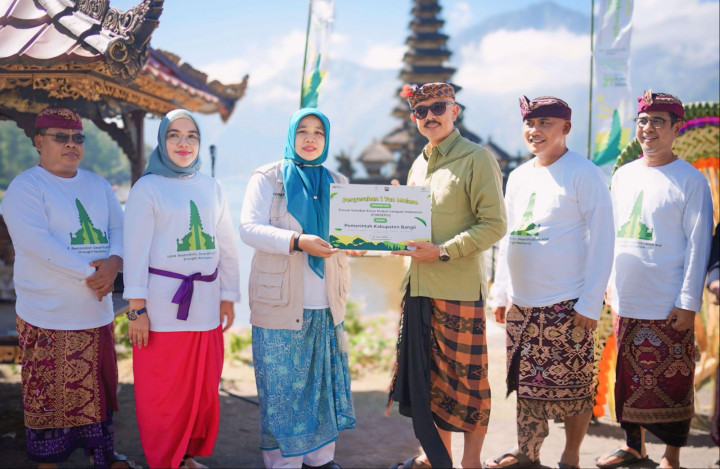 Peduli Kesehatan Lingkungan, Pegadaian Sebarkan Eco Enzyme di Danau Batur Bali