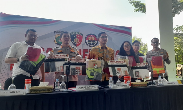 Porter Bandara Makassar Kedapatan Bobol Tas Penumpang, Ambil Cincin Berlian dan Emas