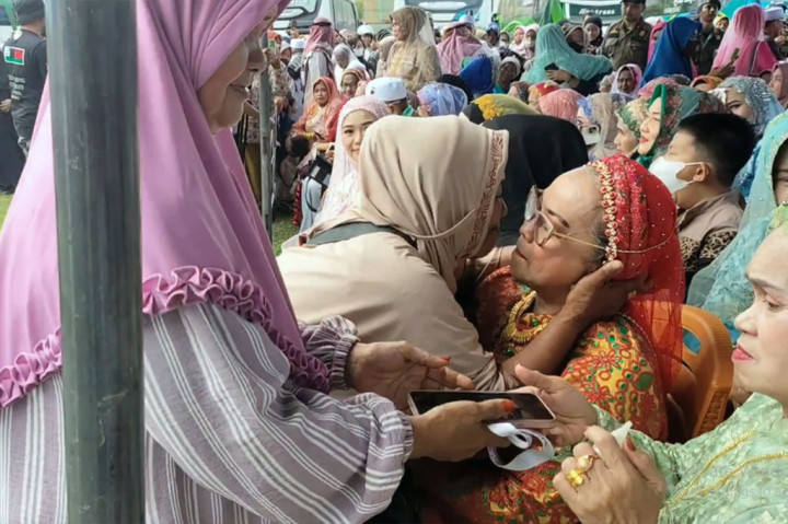 Gaya 'Nyentrik' Ratusan Jemaah Haji saat Tiba di Majene
