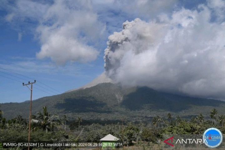 Gunung Lewotobi Erupsi Selama 10 Menit Sore Ini