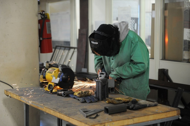 Pelaku UMKM untuk industri logam. Foto: AFP. 