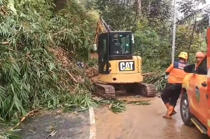 Tebing Setinggi 10 Meter Longsor, Jalan Alternatif Tasikmalaya-Garut Tertutup