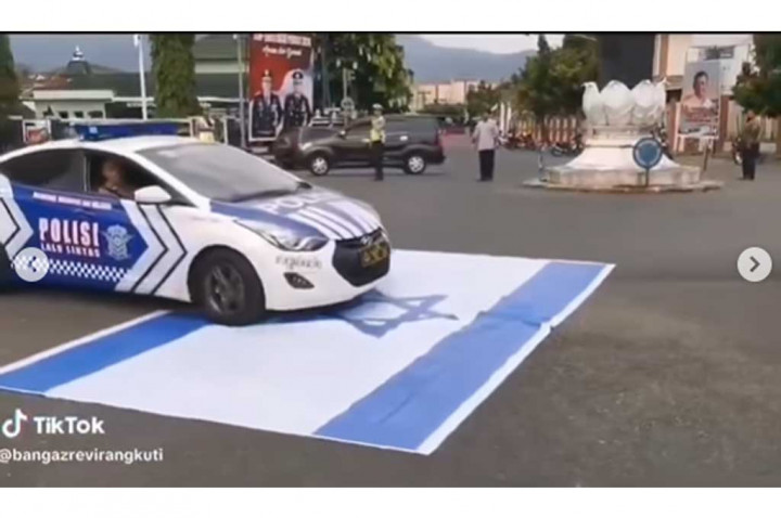 Viral Polisi Lindas Bendera Israel, Netizen Berdebat!