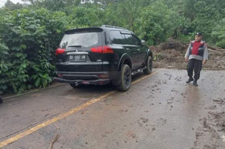 Jalur Mamuju-Mamasa di Bonehau Tertutup Longsor