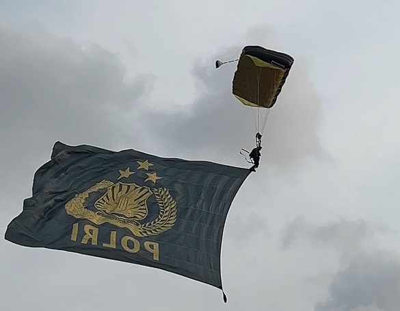 Aksi 15 Penerjun Payung Pukau Presiden dan Kapolri