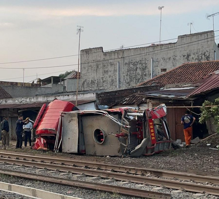 Mobil Damkar Indramayu Tertabrak Kereta Api saat Hendak Padamkan Kebakaran