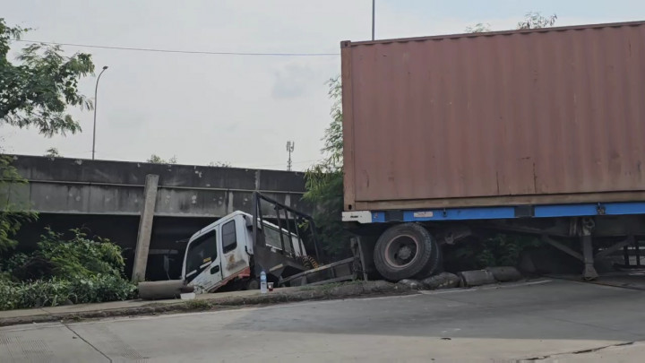 Tangan Sopir Kram, Truk Trailer Masuk Kolong Jembatan