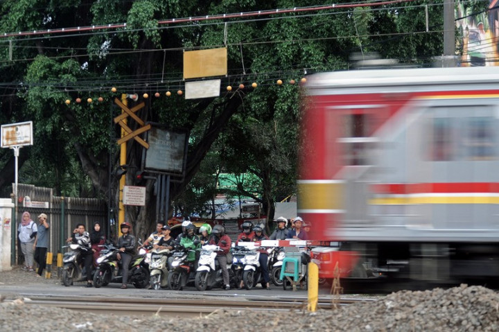 Mana yang Lebih Utama saat di Perlintasan Sebidang, Mobil Damkar atau Kereta Api?
