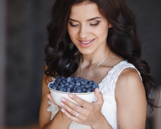 Sarat dengan vitamin C, blueberry juga dapat melindungi kulit dari radikal bebas, stres, dan polusi yang merusak kulit. (Foto: Ilustrasi. Dok. Freepik.com)