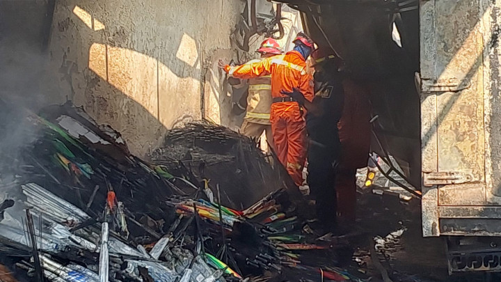 Gudang Perabotan di Bekasi Terbakar, 5 Orang Terjebak