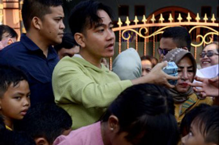 Gibran Bagikan Susu dan Buku di Kampung Padat Jakarta Selatan