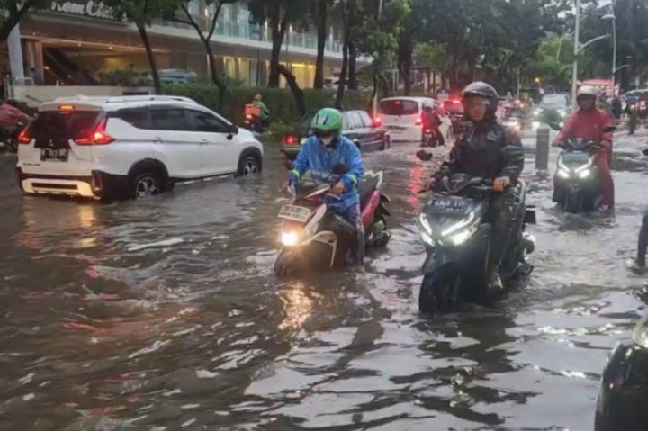 Hujan Deras, Ruas Jalan Kemang Raya Terendam