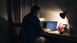 Sering Lembur? Hati-Hati! Ini Dampak Negatifnya pada Tubuh