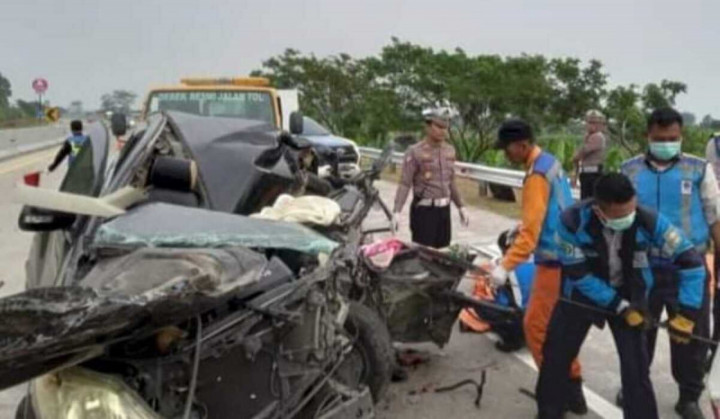 Innova Tabrak Truk di Tol Batang-Semarang, 3 Orang Tewas