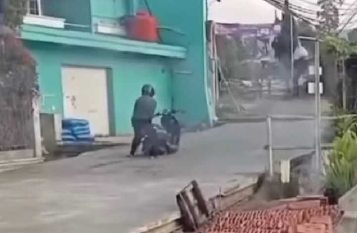 Viral Pengendara di Bandung Nekat Terobos Jalan Cor Basah hingga Motornya Terjebak
