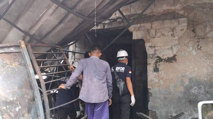 Puslabfor Polri Olah TKP Kebakaran Maut Tewaskan 5 Orang di Bekasi