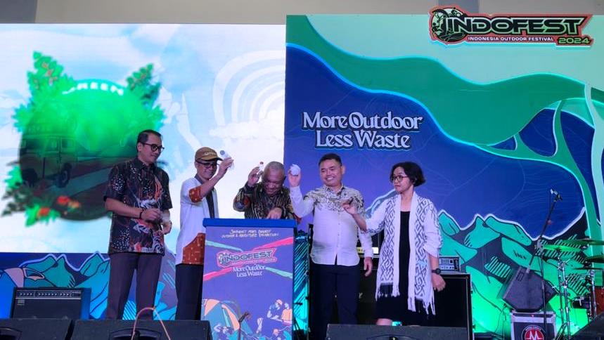 Opening Ceremony dilakukan oleh para nara sumber dengan melakukan aksi buang sampah, sesuai dengan tema Indofest tahun ini, GEAR yang berarti Green, Equality, Action, Responsibility. Dok. A. Firdaus/Medcom