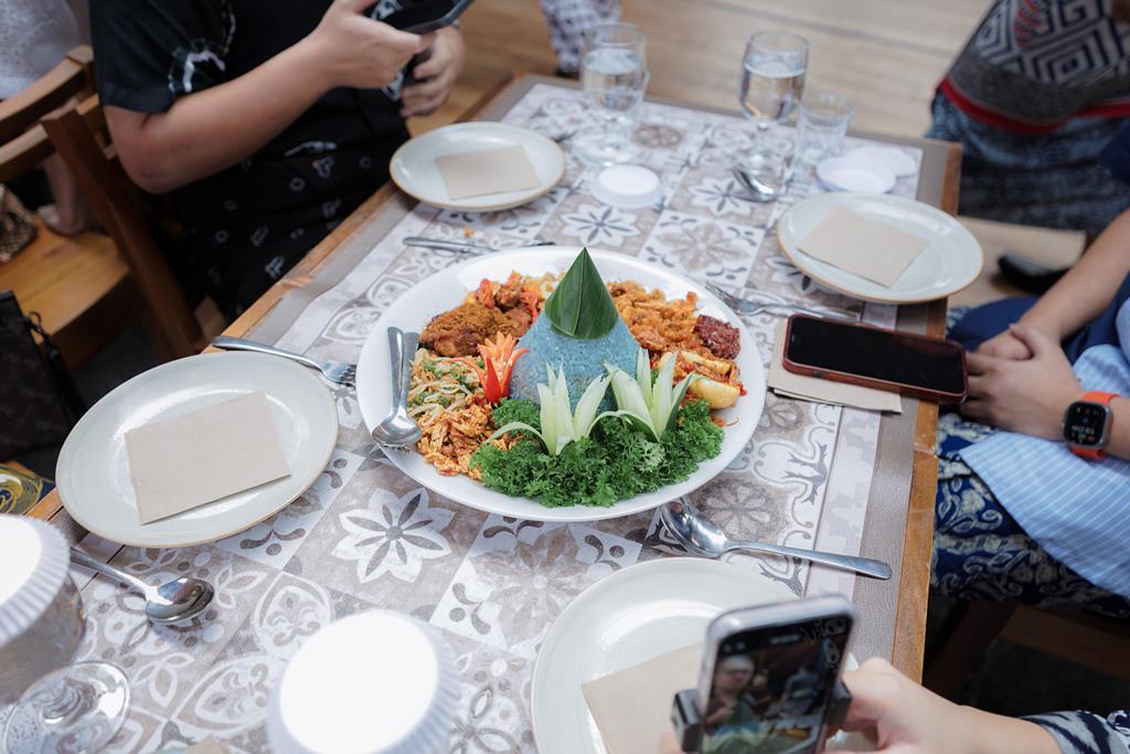 Nasi Berkat Ulang Tahun menjadi ikon yang menuju 5 dekade Sarirasa. Bukan kuning, nasi ini diberikan pewarna alami menggunakan kembang telong dan dikelilingi menu-menu khas layaknya Nasi Tumpeng. Dok. Ist