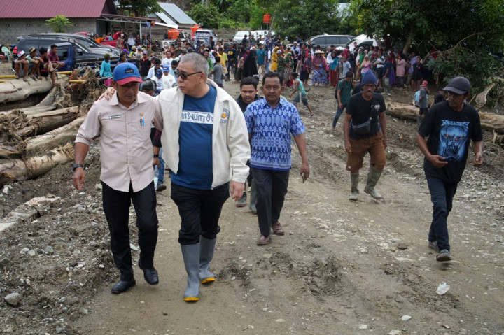 Ahmad Ali Salurkan Bantuan untuk Korban Banjir Parigi Moutong