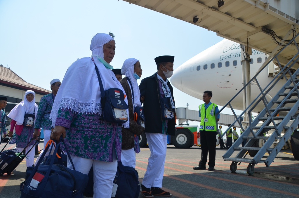 Ilustrasi, pesawat Saudia saat mengangkut calon jemaah haji asal Indonesia. Foto: dok Humas Angkasa Pura Bandara Juanda Surabaya.