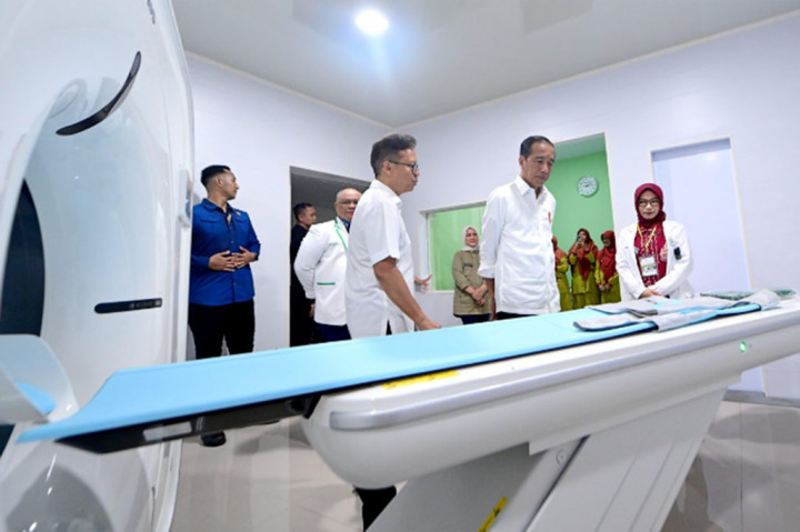 Saat Jokowi Dengar Cerita Pasien RSUD H Adhi Sulthang Daeng Rajda