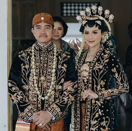 Kaesang Pangarep dan Erina Gudono mengenakan pakaian adat Jawa Tengah untuk momen pernikahan mereka.  (Foto: Dok. Instagram/@erinagudono)
