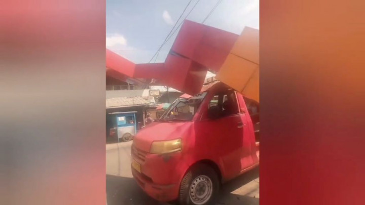 Diterpa Angin Kencang, Gapura Roboh Timpa Angkot di Muara Baru