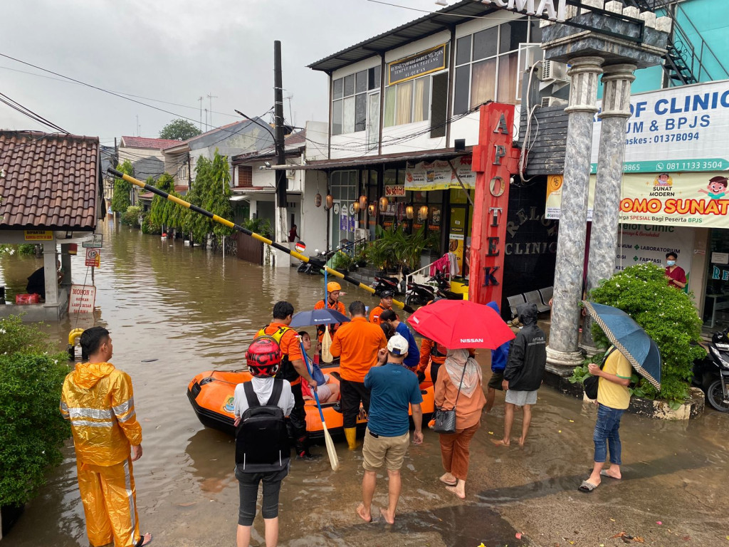 Diguyur Hujan Deras 4 Jam, Banjir Rendam 16 Titik di Bekasi