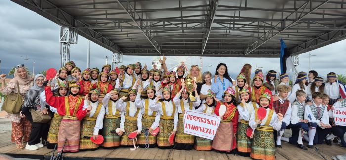 Delegasi SMP dan SMA Al Izhar yang berangkat ke Georgia. Foto: Al Izhar