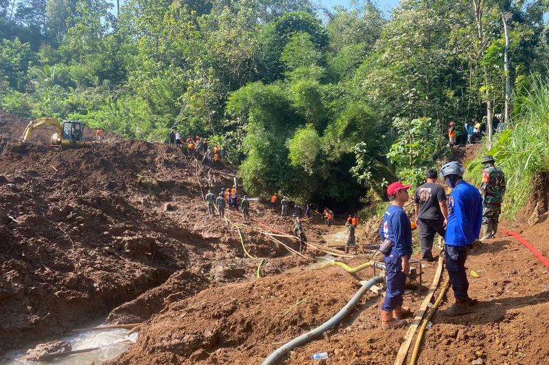Tim melakukan pencarian korban longsor di Blitar, Jawa Timur. Hingga kini, satu korban belum ditemukan yakni Gunawan, pemilik kandang. Dalam insiden itu, dua orang ditemukan meninggal dunia, satu selamat. ANTARA/ HO-SAR