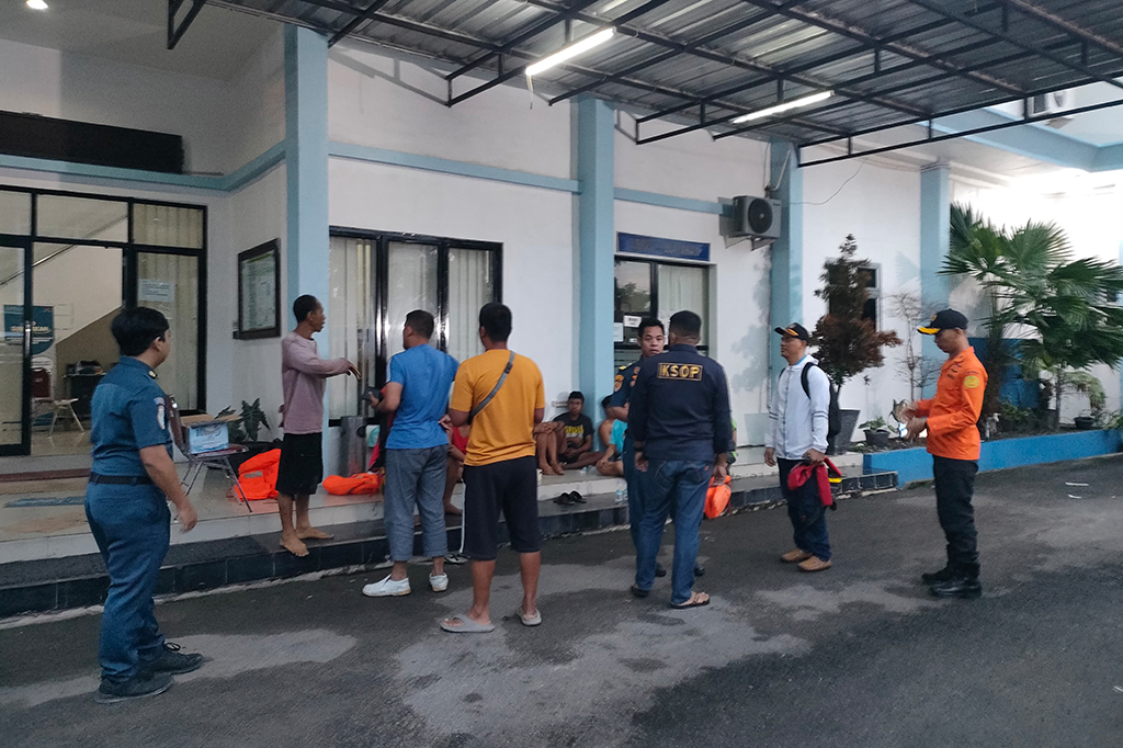 KM Lintas Armada Nusantara Terbalik, 13 ABK Selamat