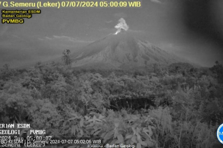 Gunung Semeru Erupsi Muntahkan Abu Vulkanik Setinggi 1 Km