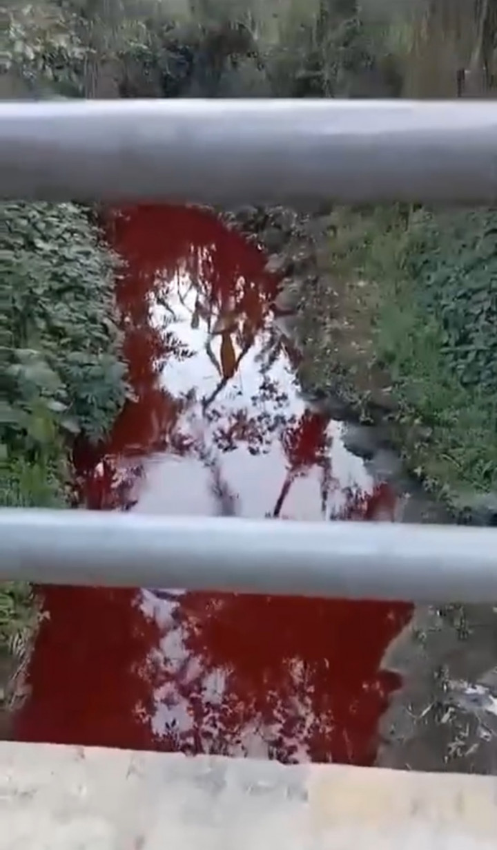 Viral, Air Sungai di Malang Mendadak Berwarna Merah di Malam Satu Suro